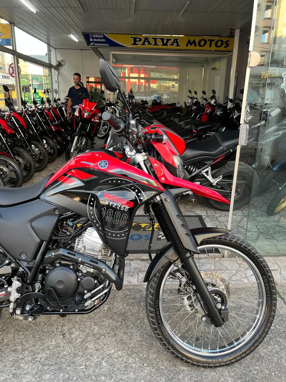 Showroom da Paiva Motos com diferentes motocicletas em exposição